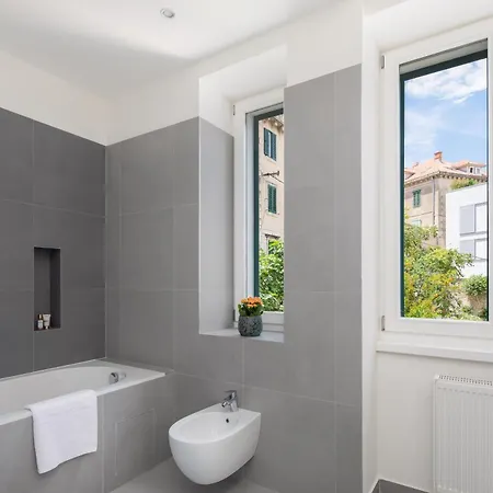 Deluxe Apartment Split