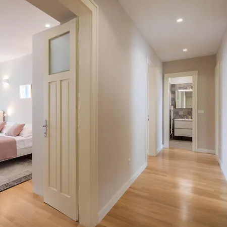 Apartment Deluxe *
