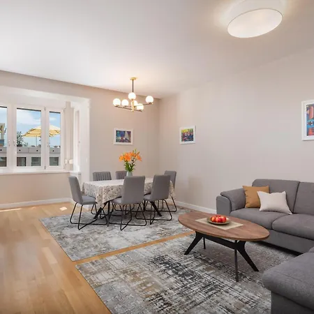 Apartment Deluxe *