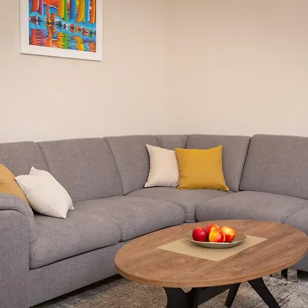 Deluxe Apartment *