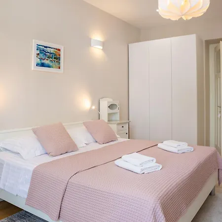 Deluxe Apartment *