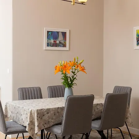 Deluxe Apartment